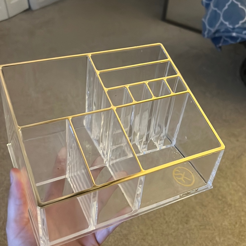 MAKEUP ORGANIZER
